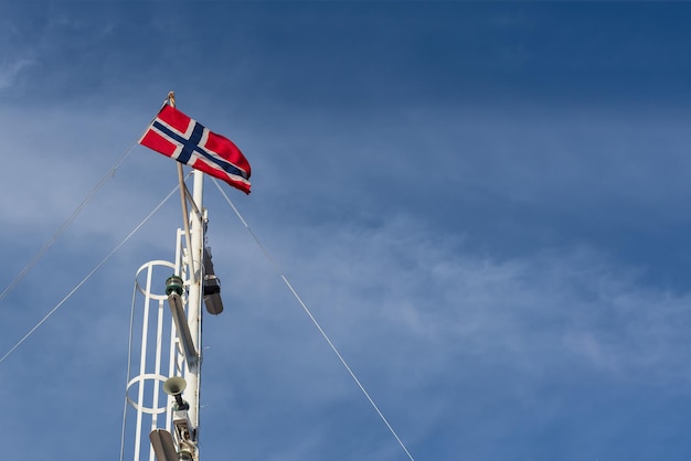 Bandeira da Noruega contra o céu azul