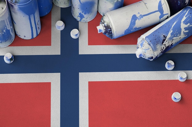 Foto bandeira da noruega e poucas latas de aerossol usadas para pintura de grafite conceito de cultura de arte de rua