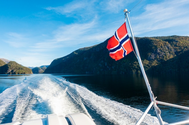 Bandeira da Noruega no ferry boat com céu azul