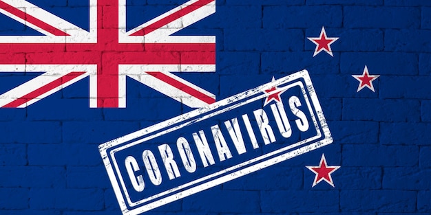 Bandeira da Nova Zelândia com proporções originais. carimbado de Coronavirus. textura da parede de tijolo. Conceito de vírus corona. À beira de uma pandemia COVID-19 ou 2019-nCoV.