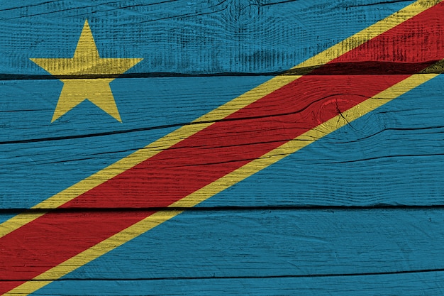 Bandeira da República Democrática do Congo pintada na prancha de madeira velha