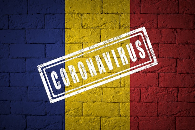 Bandeira da Romênia com proporções originais. carimbado de Coronavirus. textura da parede de tijolo. Conceito de vírus corona. À beira de uma pandemia COVID-19 ou 2019-nCoV.