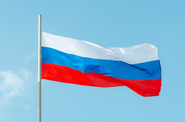 Foto bandeira da rússia bandeira da rússia colorida no céu azul.