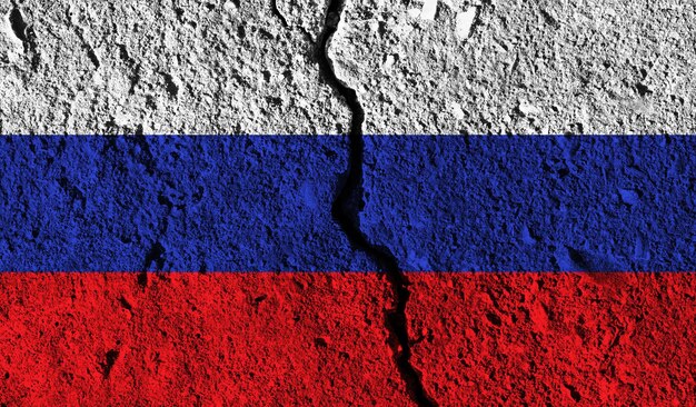 Bandeira da rússia com rachadura pelo meio país dividido conceito