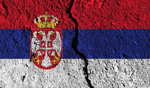 Bandeira da Sérvia com rachadura no meio do conceito dividido do país