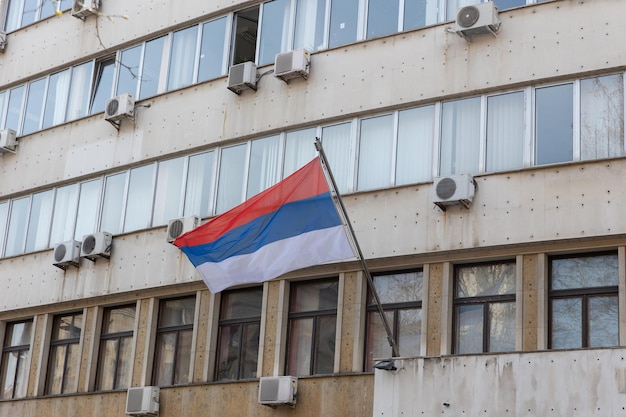 Bandeira da sérvia tremulando ao vento