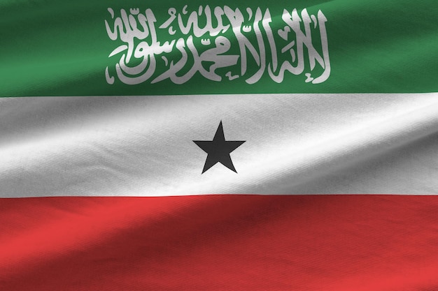 Bandeira da Somalilândia com grandes dobras acenando sob a luz do estúdio dentro de casa Os símbolos oficiais e cores no banner