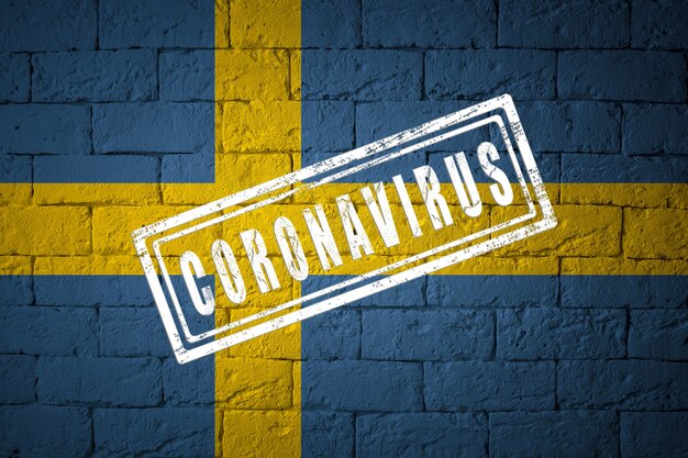 Bandeira da Suécia com proporções originais. carimbado de Coronavirus. textura da parede de tijolo. Conceito de vírus corona. À beira de uma pandemia COVID-19 ou 2019-nCoV.