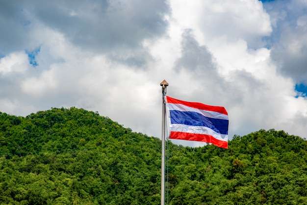 Bandeira da Tailândia com fundo natural do céu