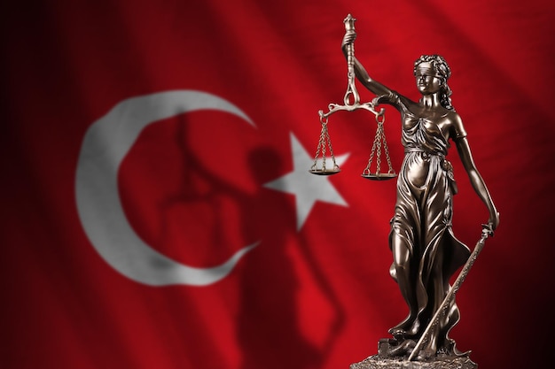 Bandeira da Turquia com a estátua da justiça da senhora e balança judicial no conceito de quarto escuro de julgamento e pu