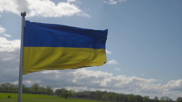 Foto bandeira da ucrânia acenando fundo céu azul e amarelo cor nacional ucraniano amareloazul símbolo nacional do país ilustração 3d