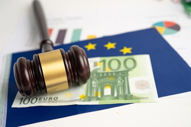 Bandeira da UE com martelo e notas de euro para juiz advogado Direito e conceito de tribunal de justiça