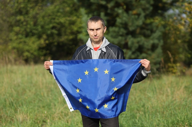 Foto bandeira da ue nas mãos de um homem