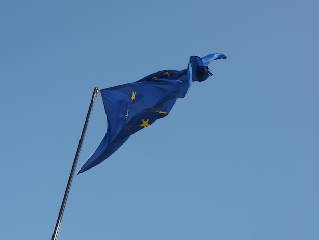 Bandeira da UE sobre o céu azul