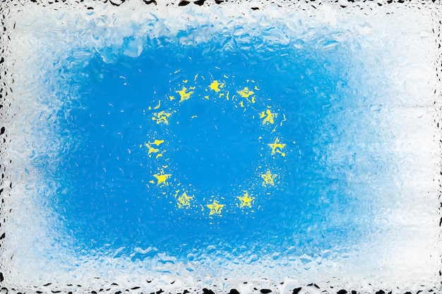 Bandeira da União Europeia Bandeira da UE sobre fundo de gotas de água Bandeira com pingos de chuva Salpicos no vidro