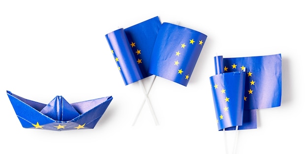 Bandeira da união europeia. ponteiro e navio de duas bandeiras de papel da europa feitos como coleção de bandeira da ue isolada no fundo branco. camada plana, vista superior, elementos de design