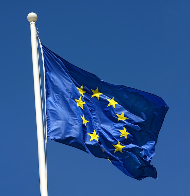 Bandeira da União Europeia tremulando ao vento