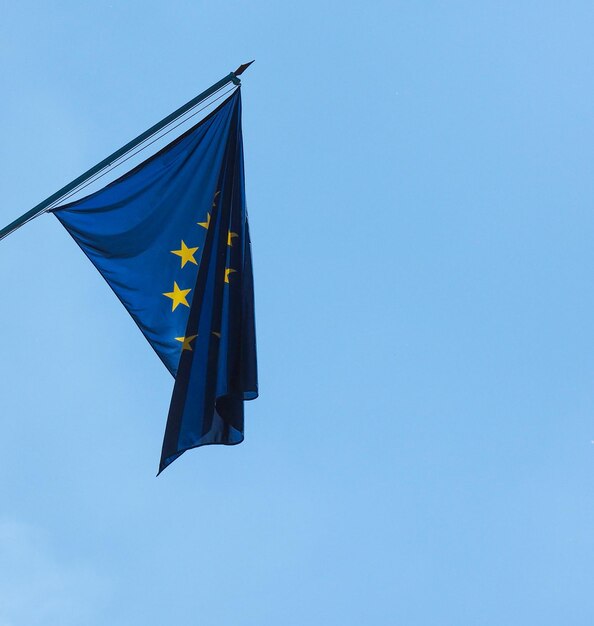 Bandeira da União Europeia (UE) sobre o céu azul