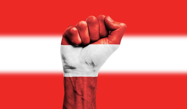 Bandeira da Áustria pintada em um conceito de protesto de força de punho cerrado