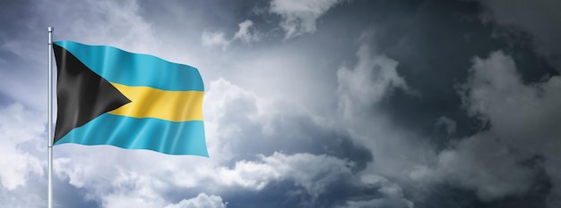 Bandeira das Bahamas em um céu nublado