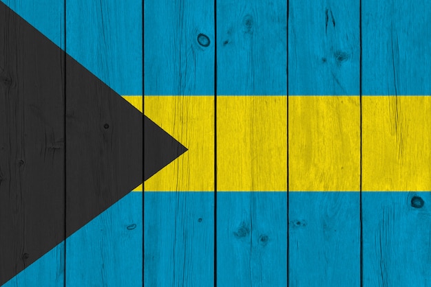 Bandeira das bahamas pintada na prancha de madeira velha