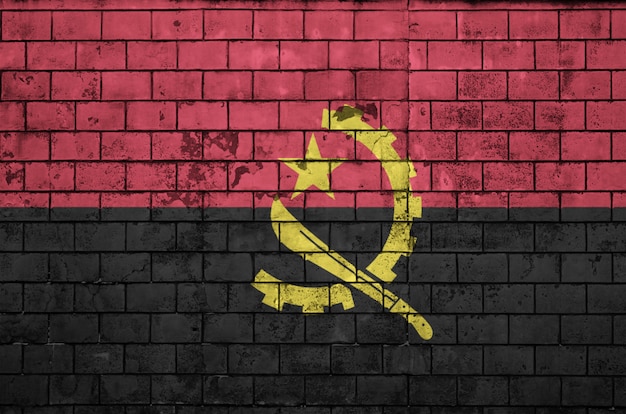 Bandeira de Angola é pintada em uma parede de tijolos antigos