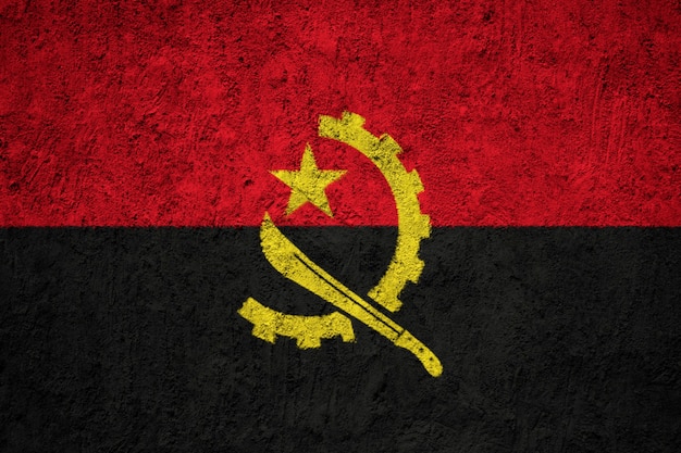 Bandeira de Angola pintada na parede do grunge