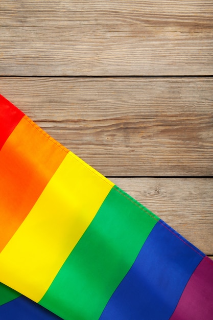 Bandeira de arco-íris LGBT em fundo cinza de madeira com espaço de cópia. Foto vertical