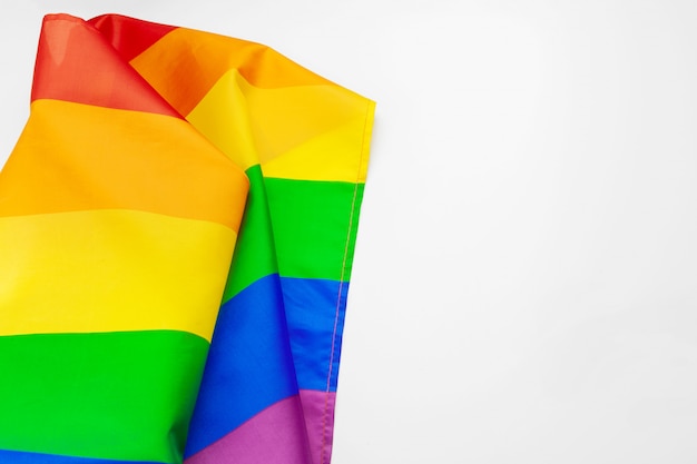 Foto bandeira de arco-íris lgbt isolada no fundo branco