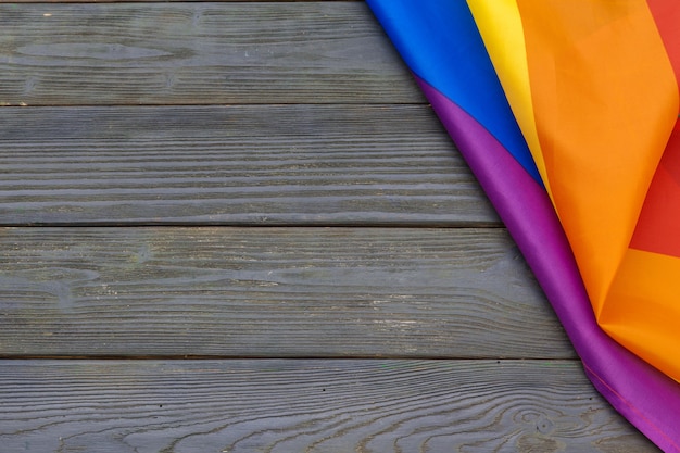 Foto bandeira de arco-íris lgbt no fundo da mesa de madeira