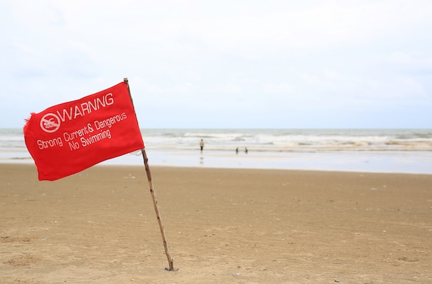 Bandeira de aviso vermelha na praia