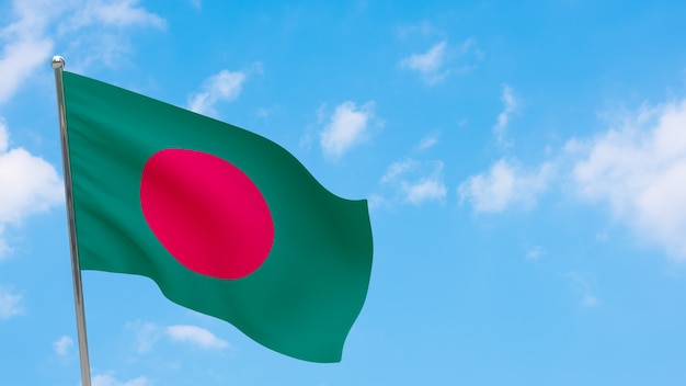 Bandeira de bangladesh na pole. céu azul. bandeira nacional de bangladesh