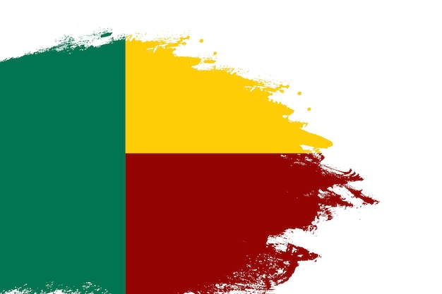 Bandeira de Benin em um pincel manchado pintado fundo branco isolado com espaço de cópia