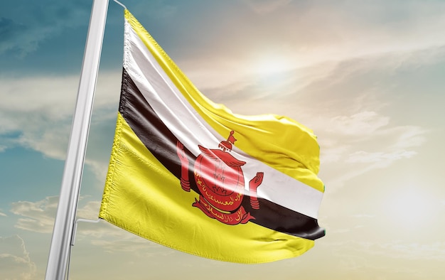 Bandeira de Brunei no céu. O símbolo do estado em tecido de algodão ondulado.