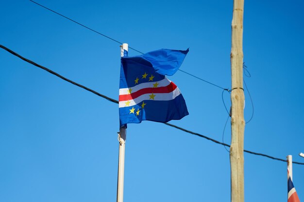 Bandeira de Cabo Verde com céu azul ao fundo