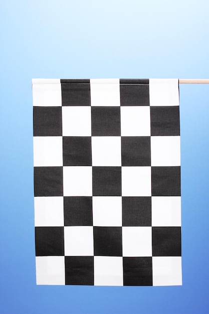 Bandeira de chegada a xadrez sobre fundo azul