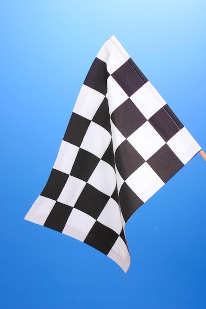 Bandeira de chegada a xadrez sobre fundo azul