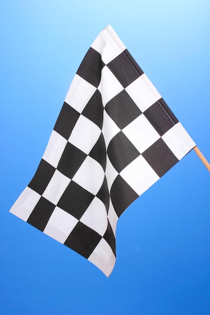 Bandeira de chegada a xadrez sobre fundo azul