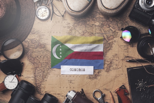 Bandeira de comores entre acessórios do viajante no antigo mapa vintage. tiro aéreo