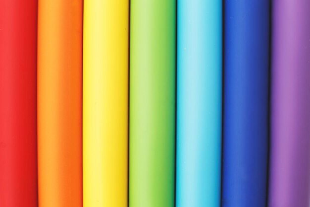 Bandeira de cores lgbt de canetas multicoloridas fundo colorido do arco-íris