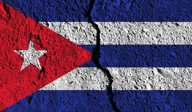 Bandeira de Cuba com rachadura no meio do conceito dividido do país