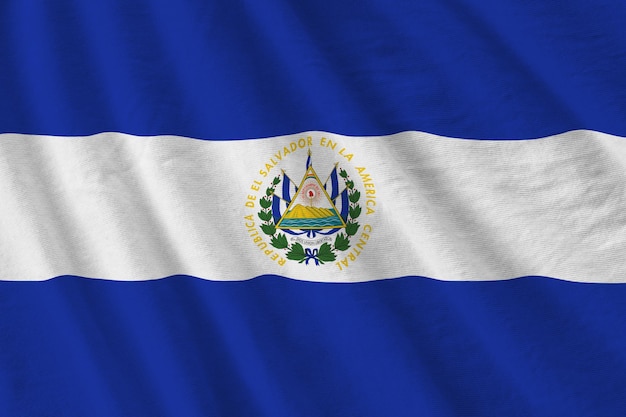 Bandeira de el salvador com grandes dobras acenando sob a luz do estúdio dentro dos símbolos oficiais