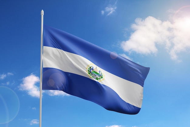 Bandeira de El Salvador na ilustração 3d do céu azul