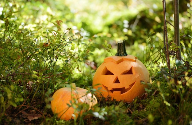 Bandeira de Feliz Halloween ou fundo de convite de festa com nuvens, morcegos e abóboras