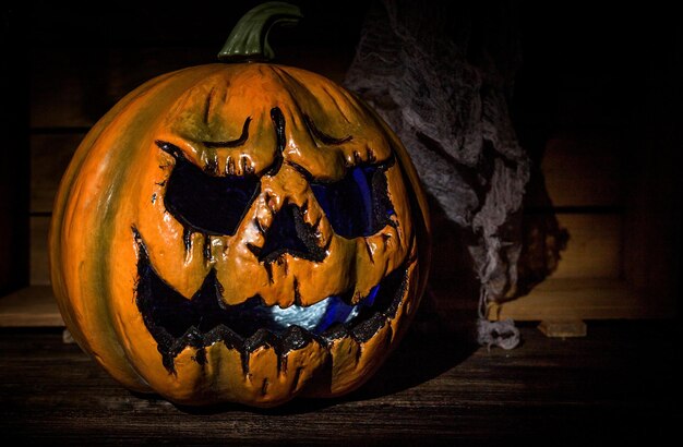 Bandeira de Feliz Halloween ou fundo de convite de festa com nuvens, morcegos e abóboras