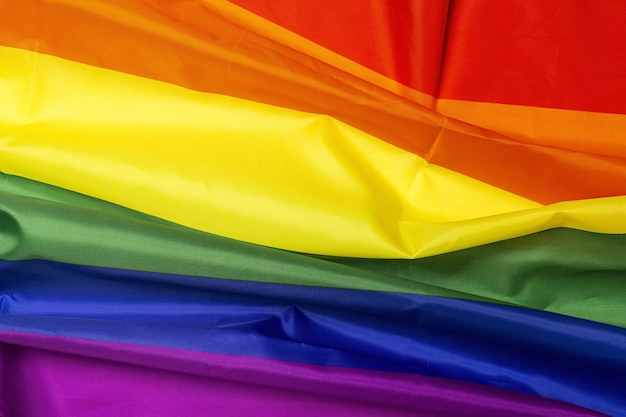 Bandeira de fundo LGBT com papelão colorido do arco-íris de cima. Postura plana.