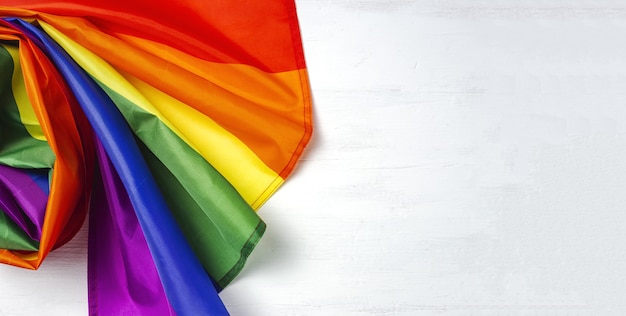 Bandeira de fundo LGBT com papelão colorido do arco-íris de cima. Postura plana.