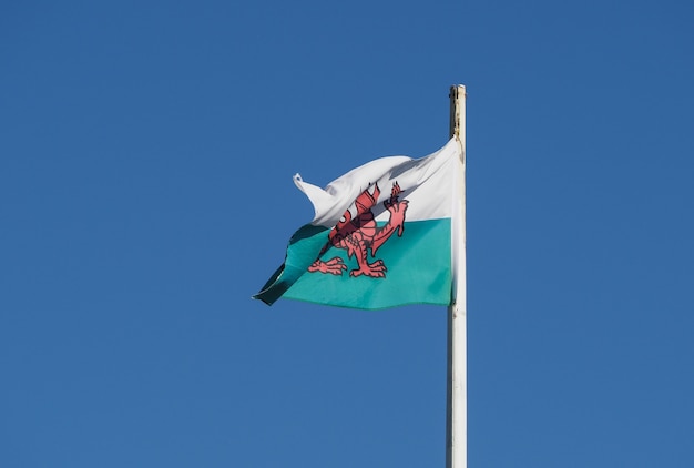 Bandeira de gales de gales no céu azul