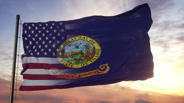 Bandeira de Idaho e EUA no mastro da bandeira. Bandeira mista dos EUA e Idaho balançando ao vento