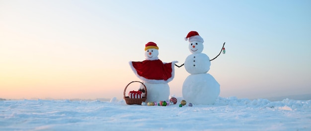 Bandeira de inverno Bonecos de neve de mãos dadas ao ar livre Boneco de neve na neve fundo ao ar livre Banner de Natal com boneco de neve Cartão de saudação de ano novo com boneco de neve